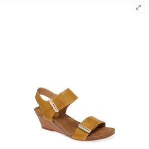 SOFFT
Verdi Wedge Sandal - Lemon Yellow